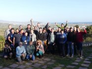 Gruppenbild Meisterschüler. Im Hintergrund Landschaft und Meer