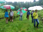 Meisterschüler im Heidelbeergarten mit Regenschirme